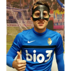 Juanto entrenó ayer con esta máscara que protege su nariz. SDP
