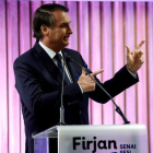 El presidente de Brasil, Jair Bolsonaro, habla sobre armas en un evento público.