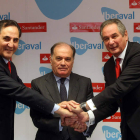 Imagen de la firma entre Iberaval y el Santander cuyos directivos flanquean a Villanueva.