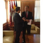 Arsenio García y Antonio Silván mantienen su primera reunión en el Ayuntamiento de León.
