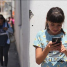 Una joven de Ciudad Juarez usa la aplicación para mujeres en peligro.