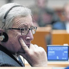 Jean-Claude Juncker, con unos auriculares de traducción en un pleno del Parlamento europeo.