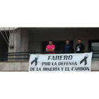 Los tres mineros que se han encerrado en el Ayuntamiento de Fabero, en protesta por el incumplimiento del plan del carbón