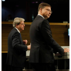 Valdis Dombrovskis y Paolo Gentiloni ayer, en Bruselas. OLIVIER HOSLET