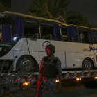 Un soldado egipcio monta guardia junto al autobús atacado con una bomba. MOHAMED HOSSAN