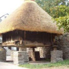El hórreo de Villager de Lacina, entre los monumentos de la comarca.