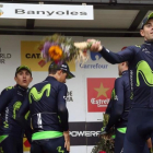 El equipo Movistar celebra la victoria en la segunda etapa de la Volta.