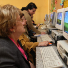 Vecinos asisten a un curso de introducción a la informática en una imagen de archivo.