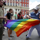 Un hombre intenta arrebatar una bandera de la comunidad homosexual a unos manifestantes en Moscú en el 2015.