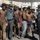 Algunos subsaharianos con agentes de la Guardia Civil.