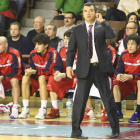 De Grado mira atentamente una jugada de su equipo.