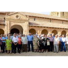 Juan Mancebo, el socio de mayor edad, junto al alcalde, en la foto de familia de todos los participantes.