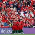 Cristiano Ronaldo, rodeado de sus compañeros portugueses tras marcar el primer gol.