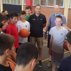 Maxin junto a su padre Boris, Bultó y un grupo de niños .