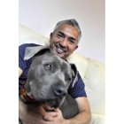 César Millán, con una de sus mascotas.