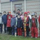 Niños y niñas, preparados para la nieve, esperaban ayer el autobús para ir al Morredero