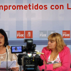 Teresa Gutiérrez y Maria José García ayer en la sede del PSOE.