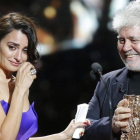 Penélope Cruz llora al recibir el César de Honor del cine francés de manos de Almodóvar, este viernes.