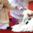 Aparatosa caída del Papa durante una misa en Polonia.