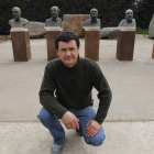 El escultor Amancio González junto a algunos de los bustos en bronce de los escritores leoneses.