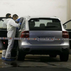 La policía científica analiza el vehículo en el que ha aparecido muerta de un tiro la viuda del expresidente de la CAM Vicente Sala.