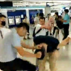 Una banda armada ataca a manifestantes y causa 36 heridos en el metro de Hong Kong.