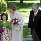 La pequeña Cecilia, junto a su madre y su tía sigue atenta el discurso de su abuelo