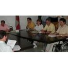 En primer término, a la derecha, el portavoz municipal del PP en silla de ruedas en el pleno de ayer