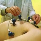 Un facultativo realiza un electrocardiograma a un paciente en un centro de León