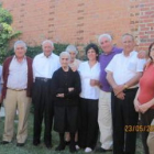 La homenajeada, en el centro, acompañada por sus familiares y amigos en su fiesta.