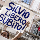 Simpatizante del PDL con una pancarta de apoyo.