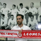 Rubén García posa con la bufanda de la Cultural durante su presentación como futbolista del equipo leonés.