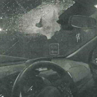 Estado en el que quedó el coche tras recibir el impacto de la piedra.