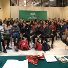 Los seis atletas y el técnico leonés junto al resto de participantes en la concentración. DL