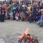 Los niños del CRA de Santa Marina posan ante el fuego que sirvió para asar las castañas del magosto