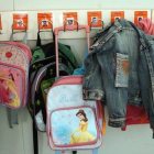 Ropa infantil en el perchero de un colegio.