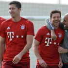 Javi Martínez, Lewandowski, Alonso y Guardiola, durante un entrenamiento del Bayern en Catar, el pasado día 10.