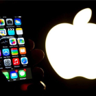 Un iPhone junto al logo de Apple.
