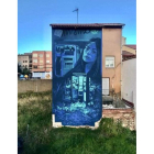 El mural de Cíclope, titulado ‘Raíz’, ubicado en La Bañeza. A la derecha, el grafiti ‘Coexit with nature’, obra de la pareja Chisme Criu, situado en La Robla. DL