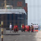 Patera rescatada y trasladada al Puerto del Rosario. CARLOS DE SAÁ