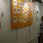 Una joven contempla uno de los cien grabados sobre papel que se expusieron durante estos días