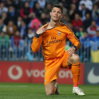 Cristiano Ronaldo, muestra unas marcas en el cuello tras chocar con el portero del Málaga.