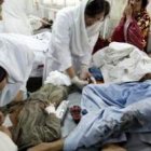 Heridos del atentado en la ciudad paquistaní de Peshawar reciben atención médica en un hospital.