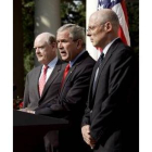 George W. Bush, flanqueado ayer por Snow y Paulson