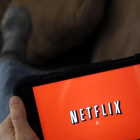 Un usuario de Netflix accede a la plataforma de televisión de pago por internet en el salón de su casa.