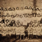 Fotografía antigua de una de las promociones formadas por las Hijas de la Caridad.