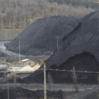 Una montaña de carbón, ayer en la central térmica de La Robla.