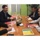 En la imagen superior, Javier Alfonso Cendón con Alfonso, Vidal y el representante de Asprona, Manuel Travesí. En la imagen de la izquierda, un momento de la visita de la candidatura socialista a Maragatería, en concreto en  Castrillo de los Polvazares. D