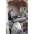 Un palestino recupera sus propiedades tras el bombardeo de su casa