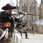 Un guerrillero dispara ante el palacio episcopal en la recreación del pasado abril.